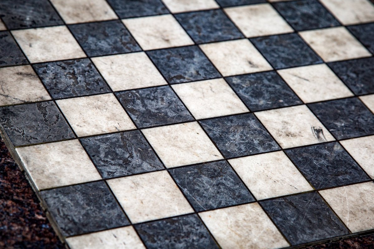 Черно белая плитка треугольники