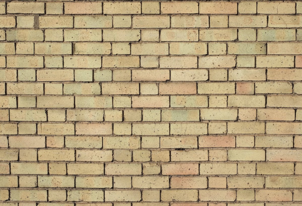 Стена из желтого силикатного кирпича