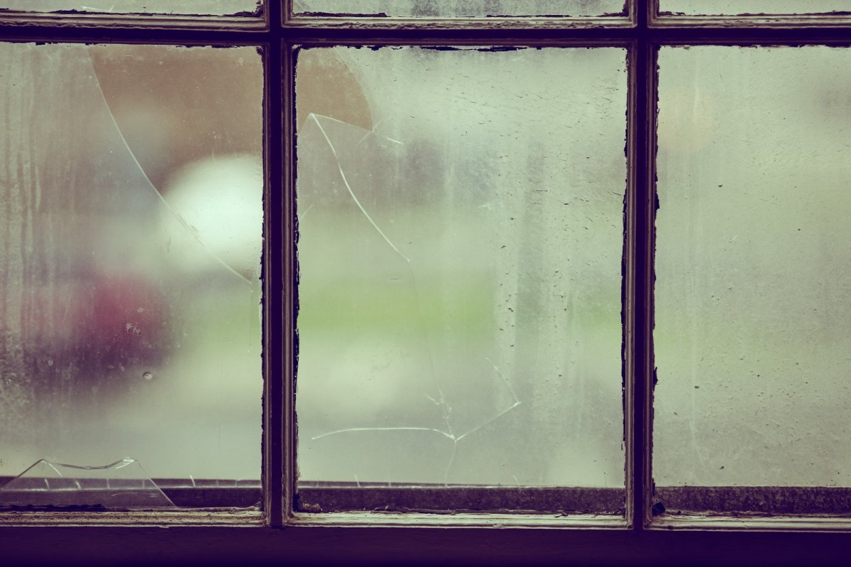 Отражение неба в окне