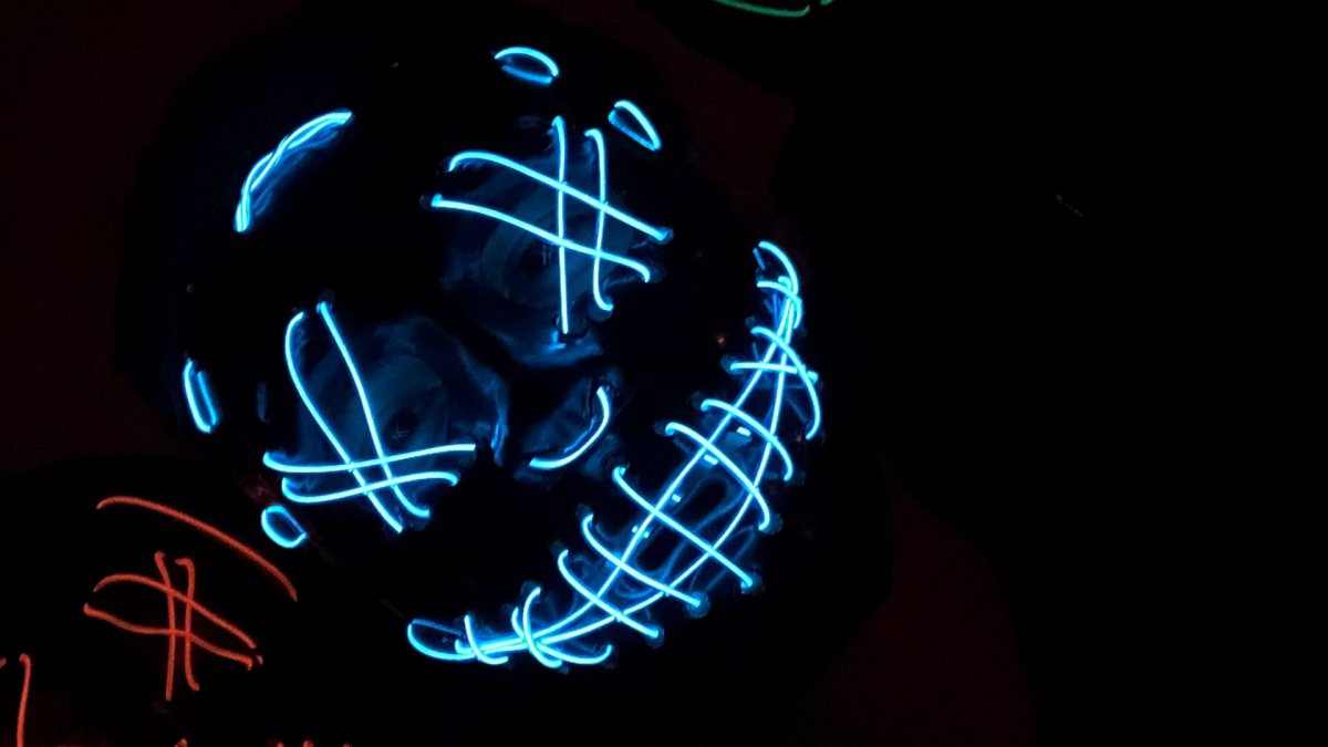 Обои неон маска