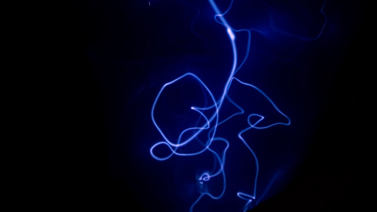 Фиолетовый фон с надписью