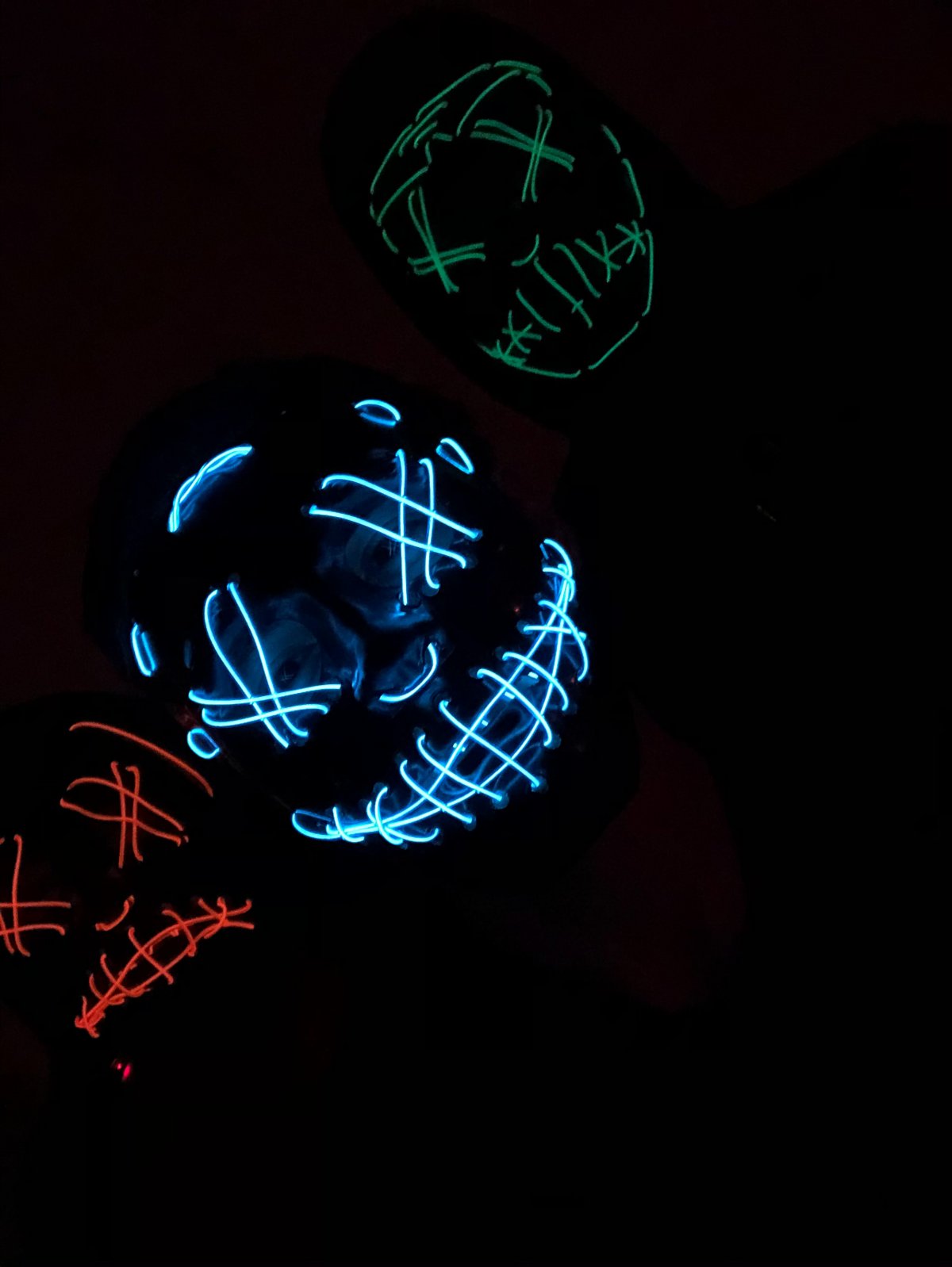 Неоновые руки на черном фоне