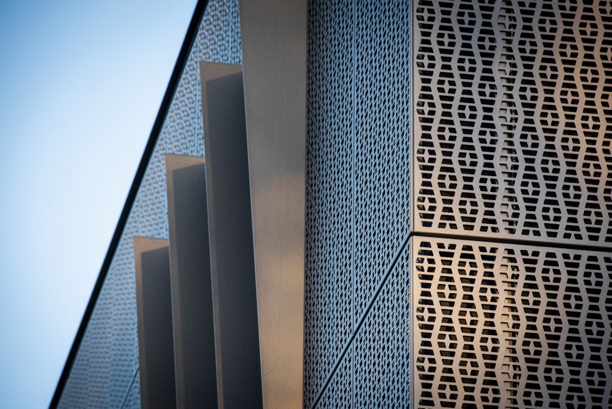 Перфорированный фасад здания