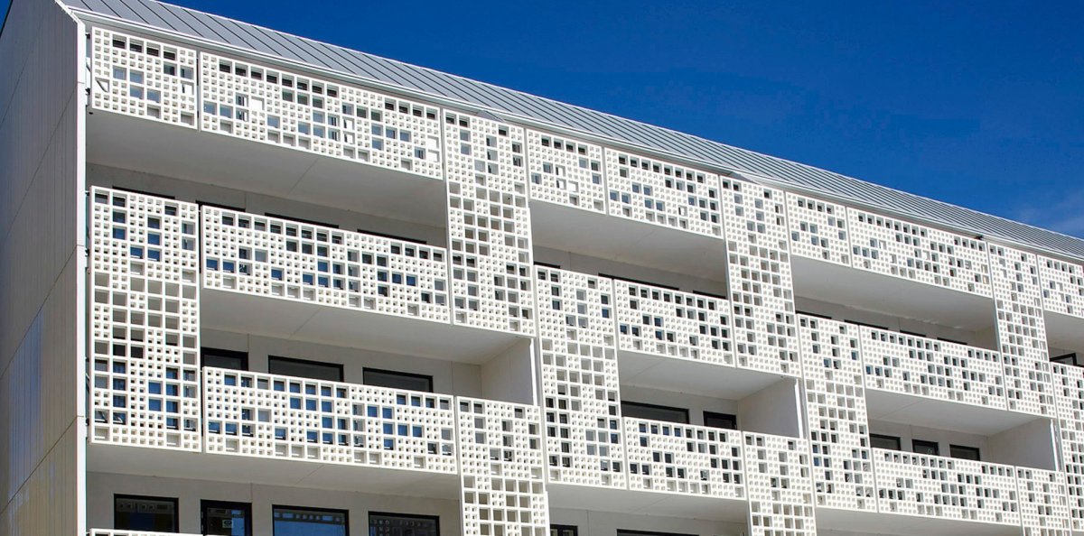 Перфорированный фасад здания с окнами