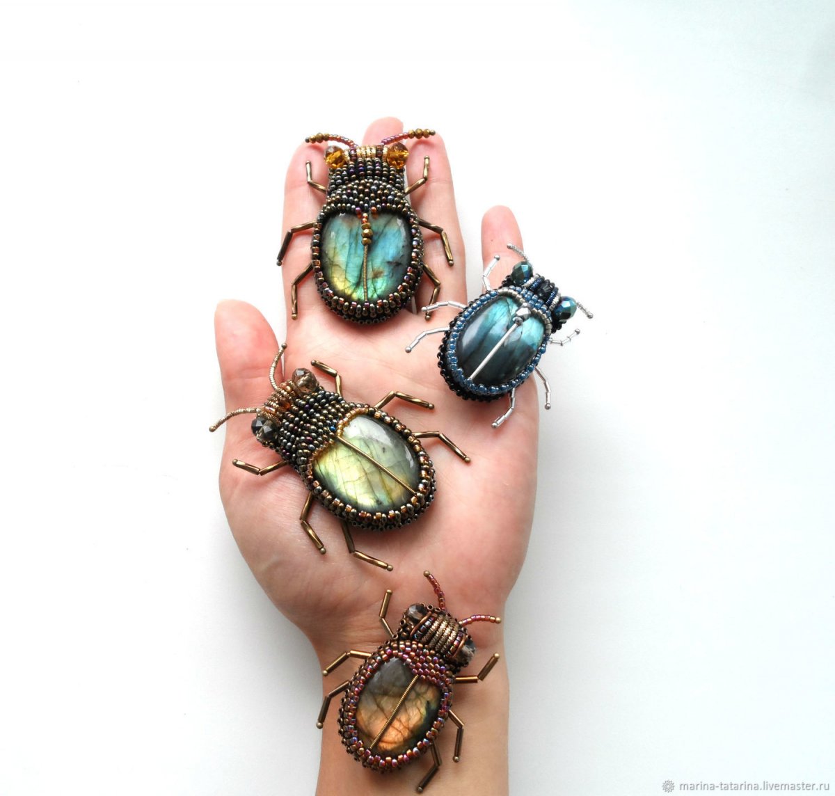 Брошь Жук скарабей из бисера
