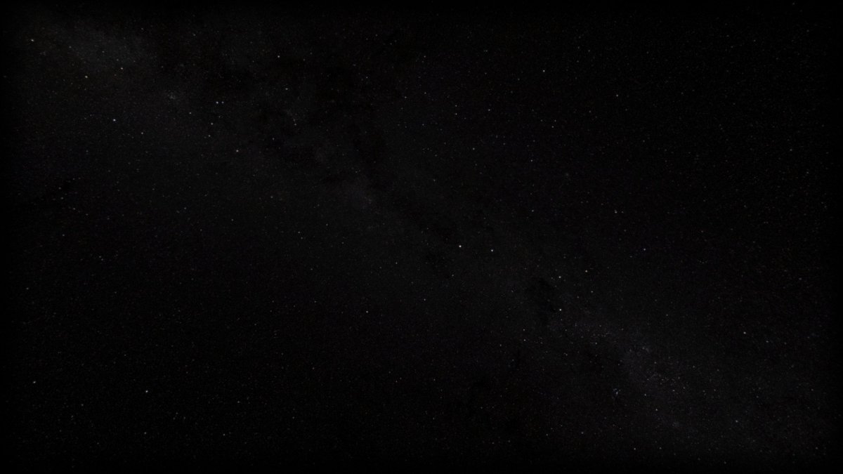 Девушка в черном на черном фоне