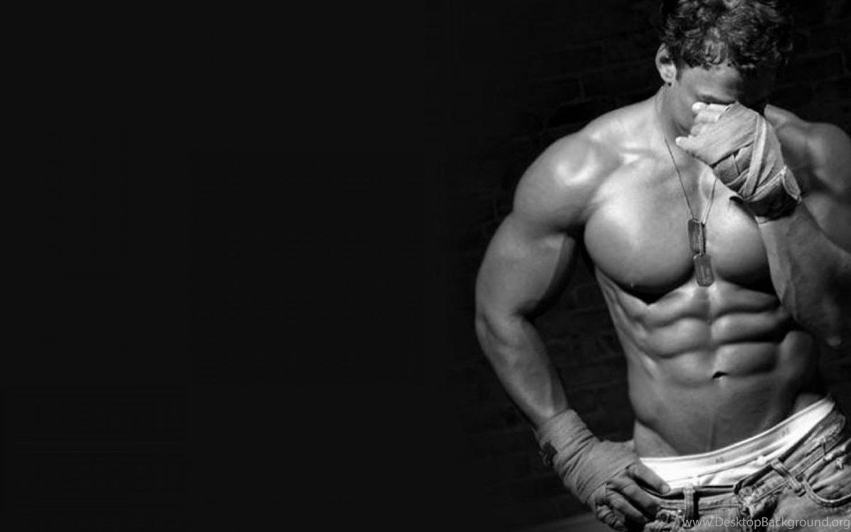 Парень на темном фоне