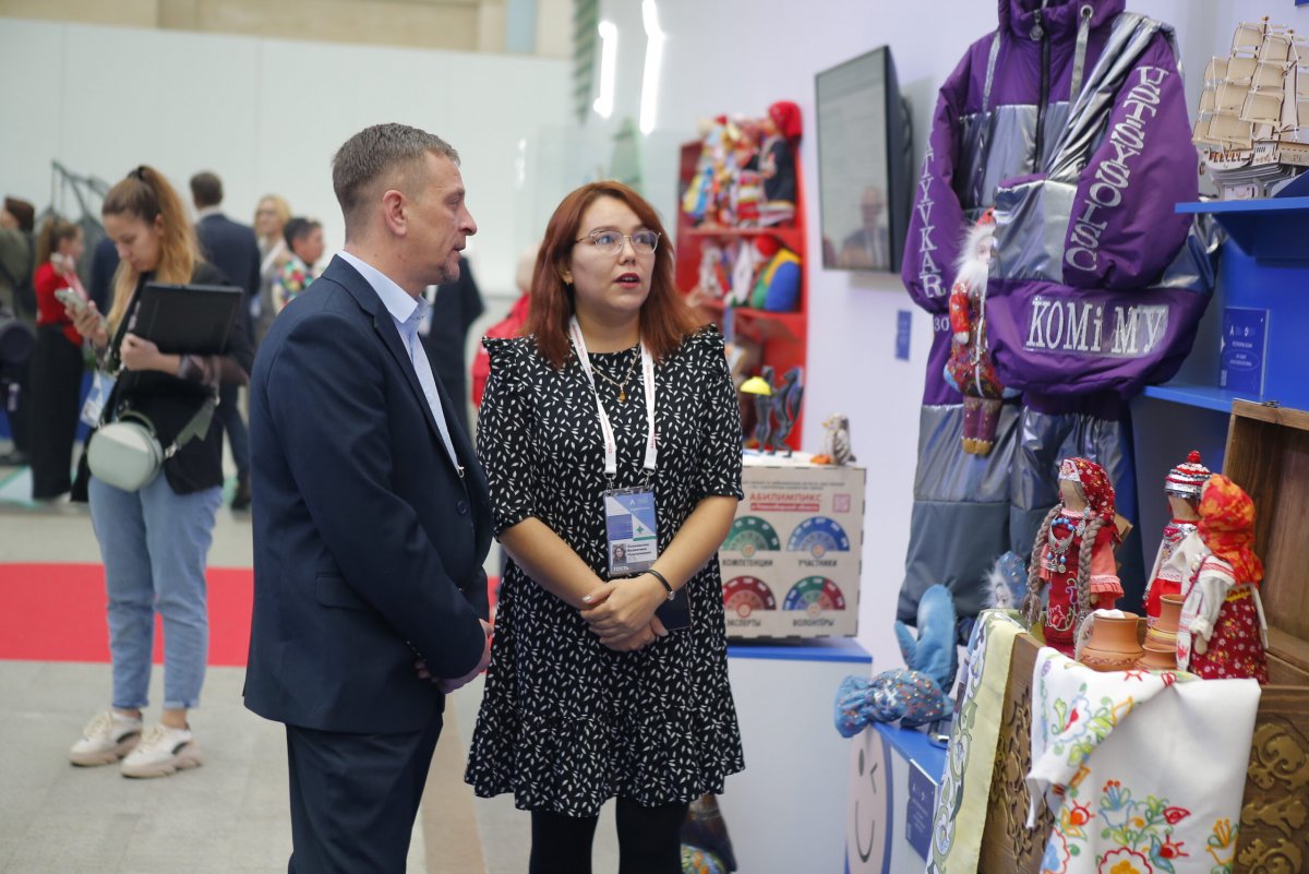 Мусульманка в хиджабе с книгой