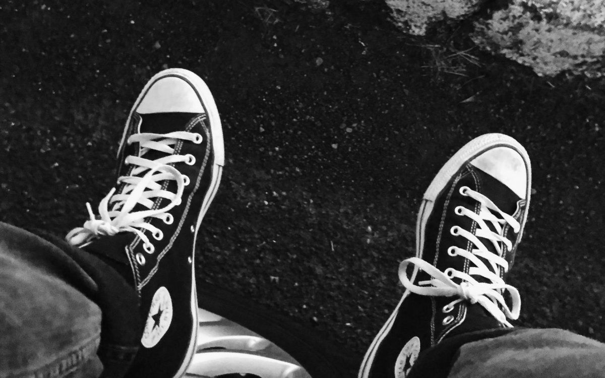 Кеды на черном фоне