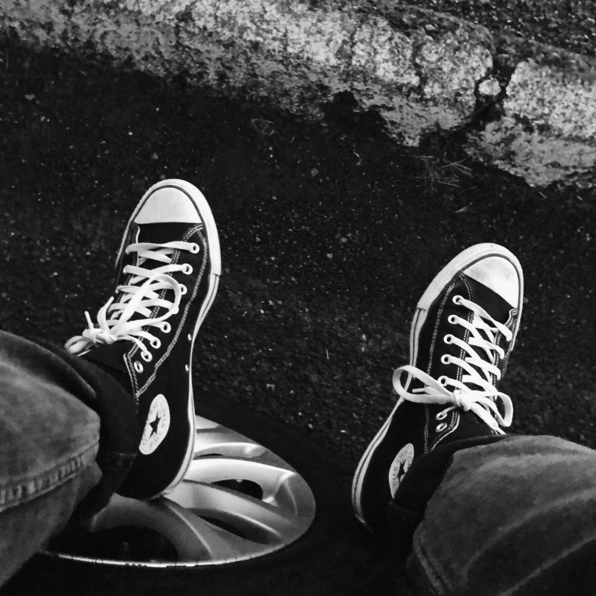 Кеды на черном фоне