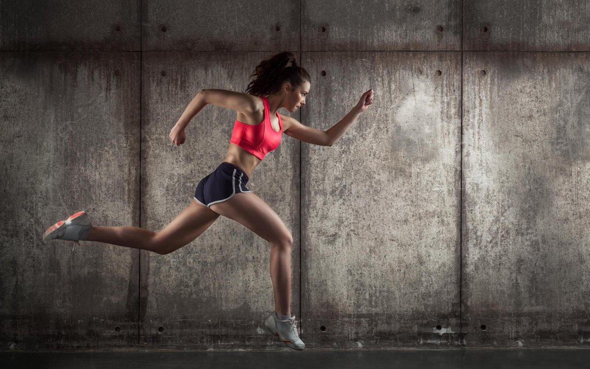 Девушка бежит