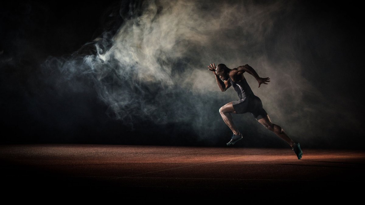 Спортивная девушка бегает