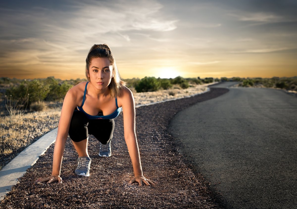 Фитнес девушка бежит