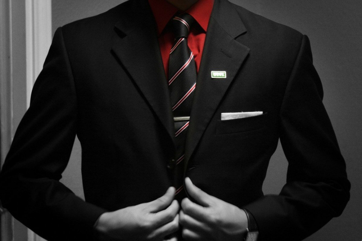 Аниме парень в костюме