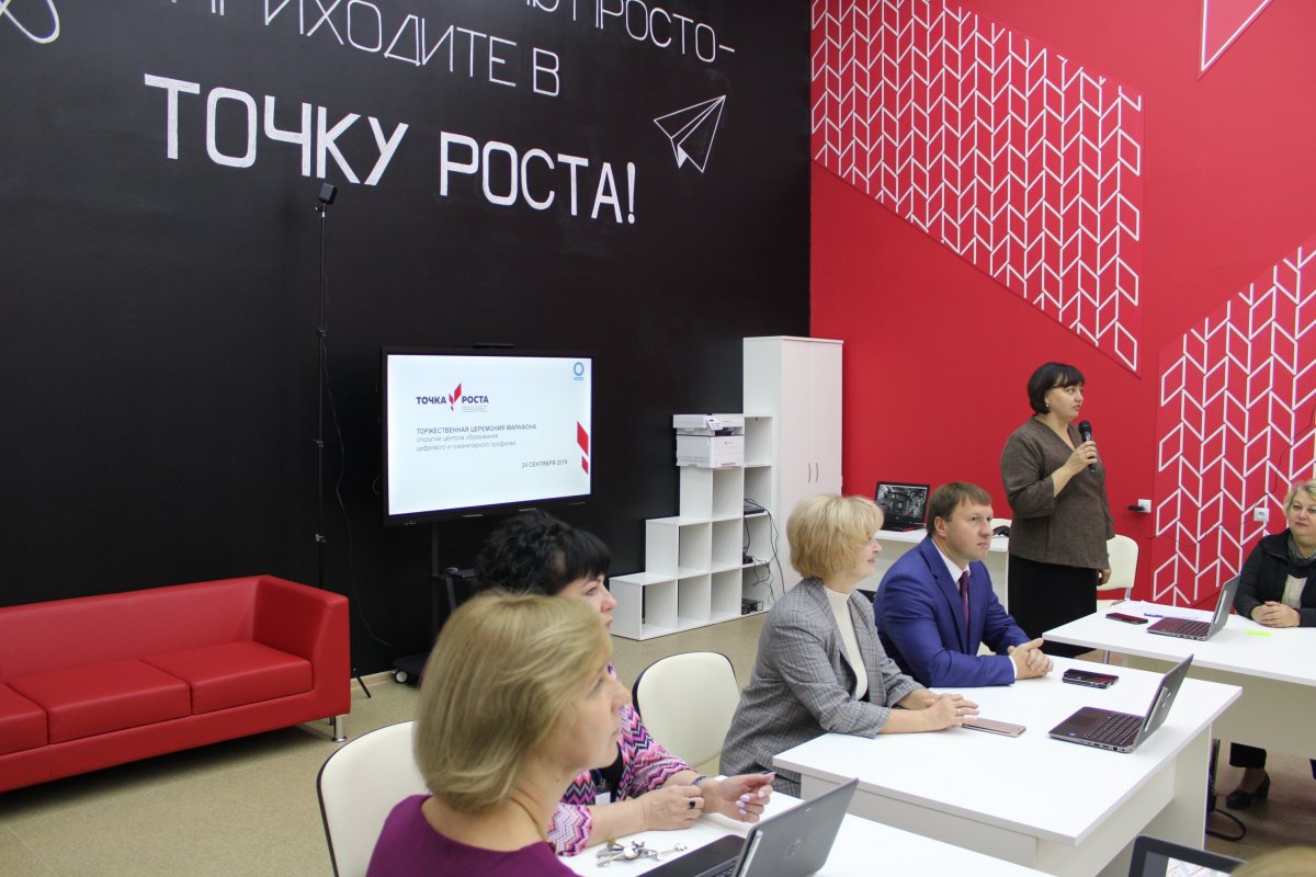 Покраска стен в рекреации школы