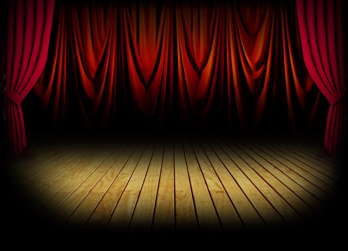 Свет прожекторов на сцене