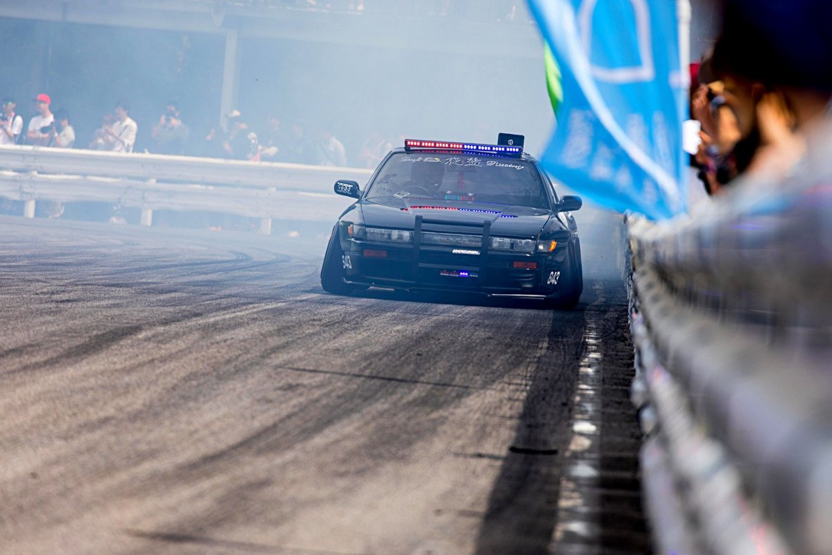 Фиолетовая машина ночью