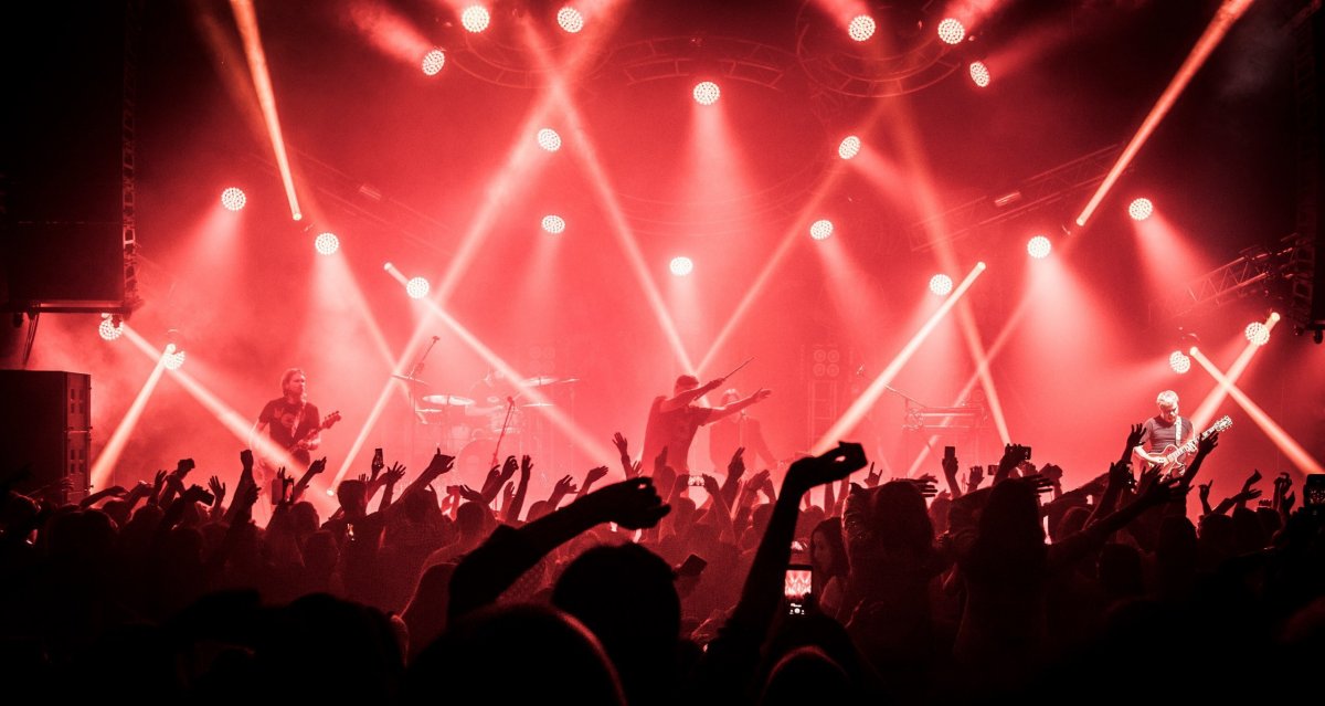 Танцующие люди