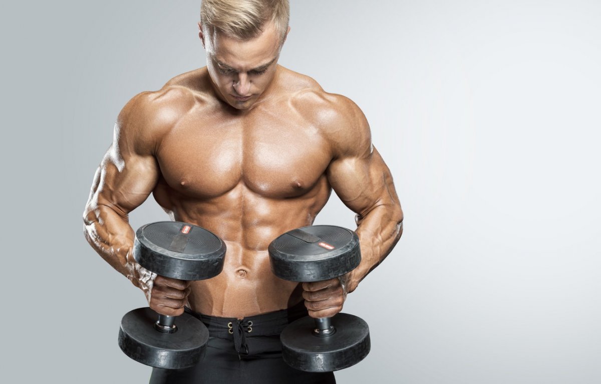 Качок с гантелей