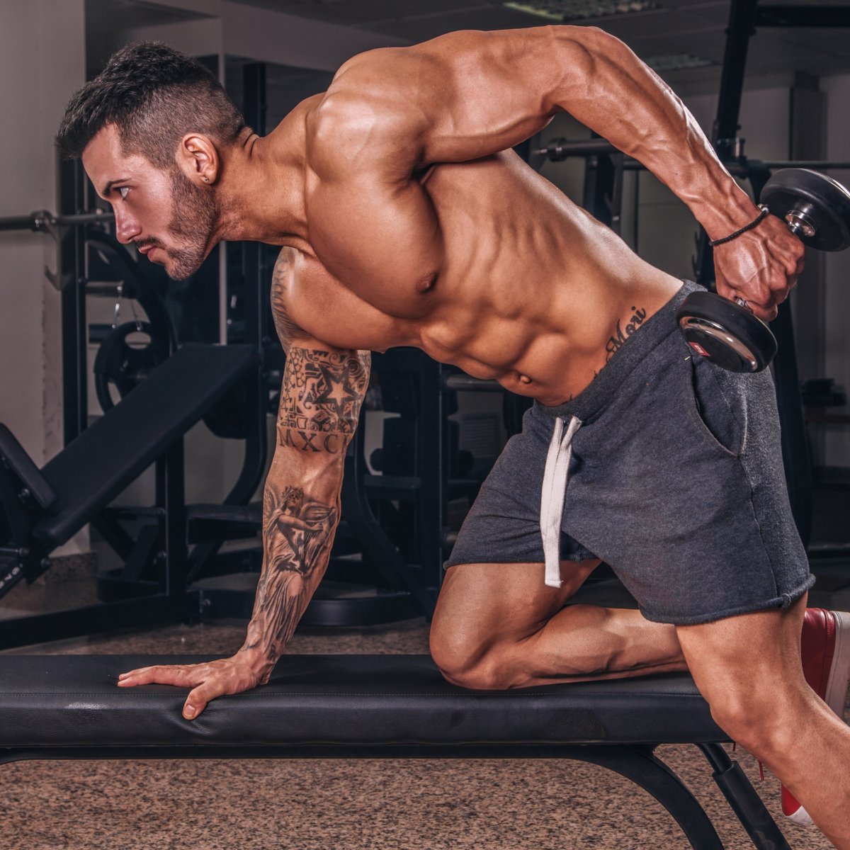 Мужчина в спортзале