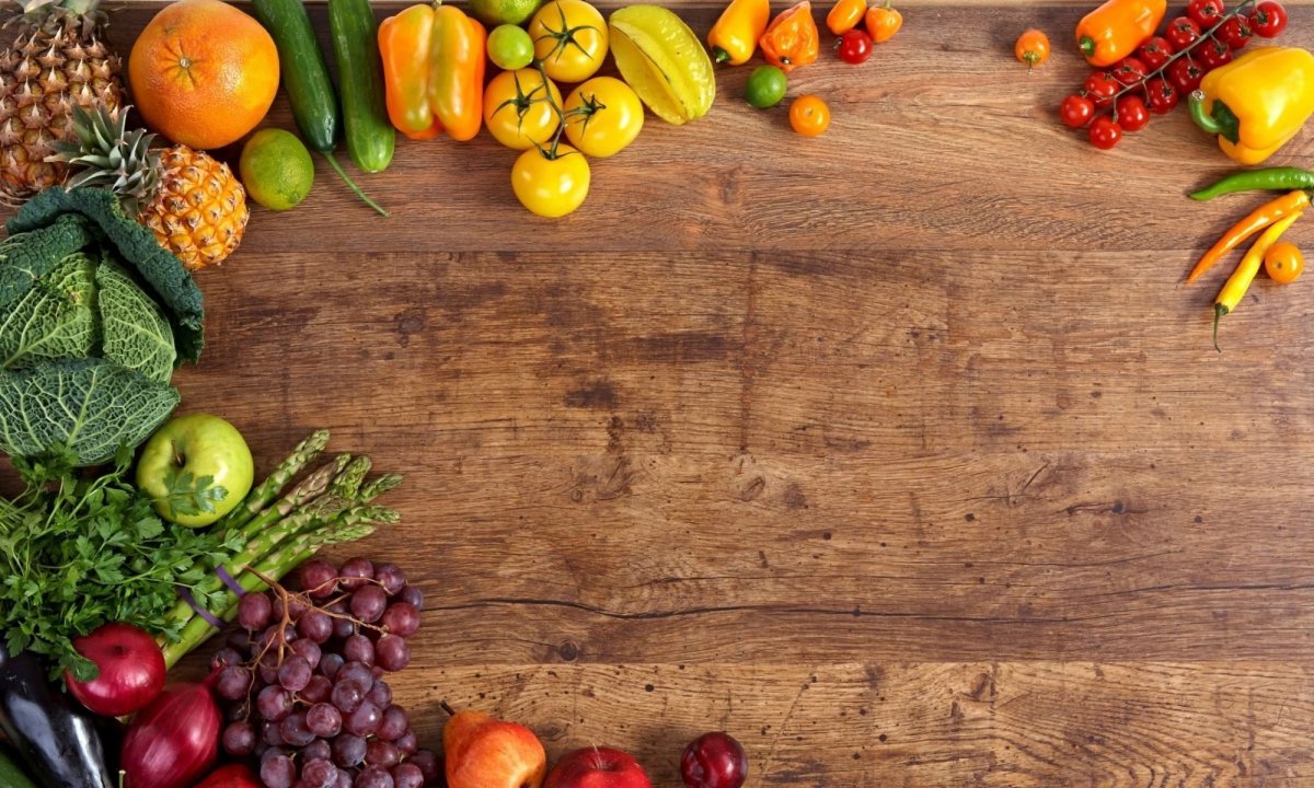Овощи и фрукты на деревянном столе