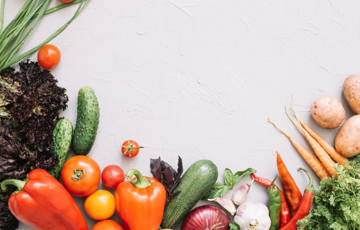 Овощи и фрукты на доске