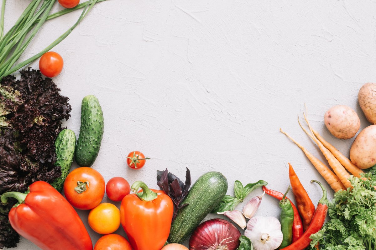 Рамка из фруктов на деревянном фоне