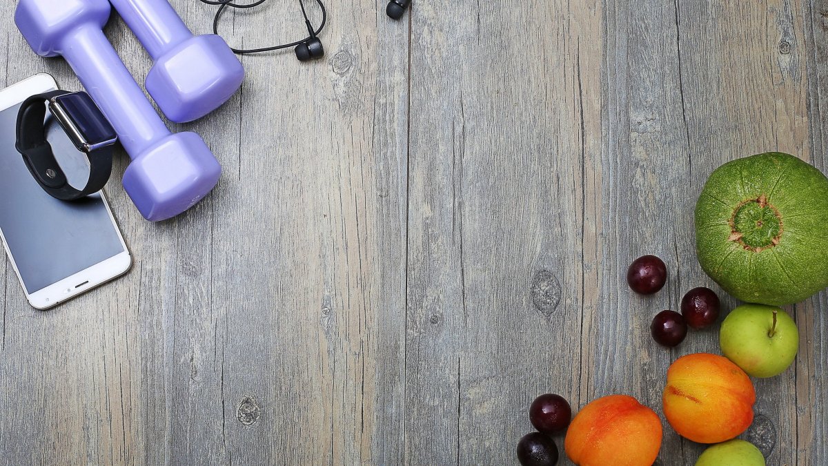 Гантели и фрукты