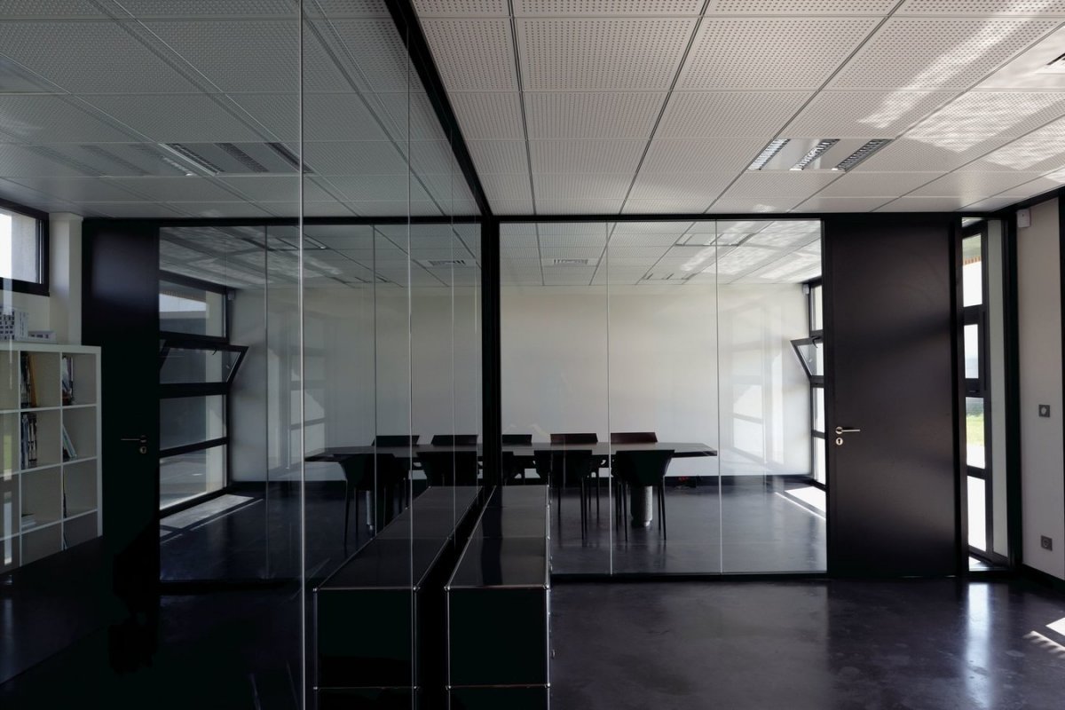 Офис на заднем плане