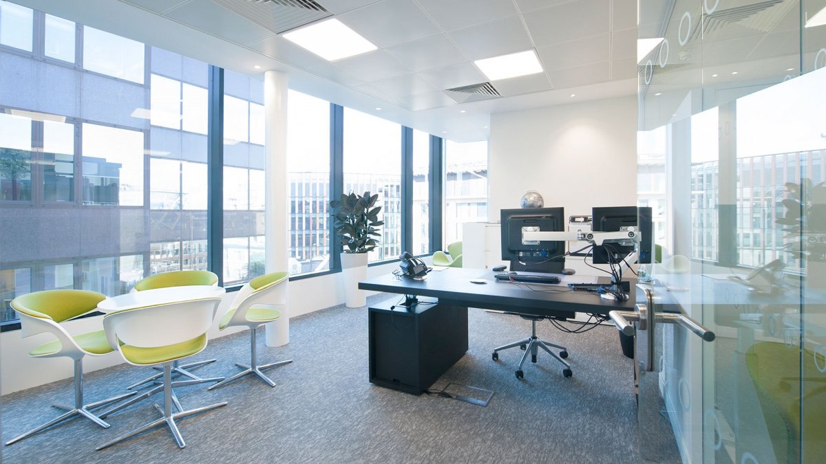 Окно в офисе