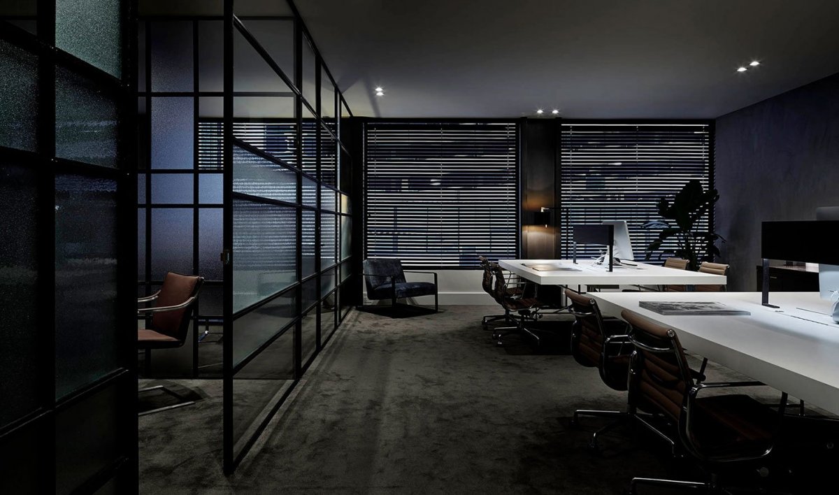 Темный офисный интерьер