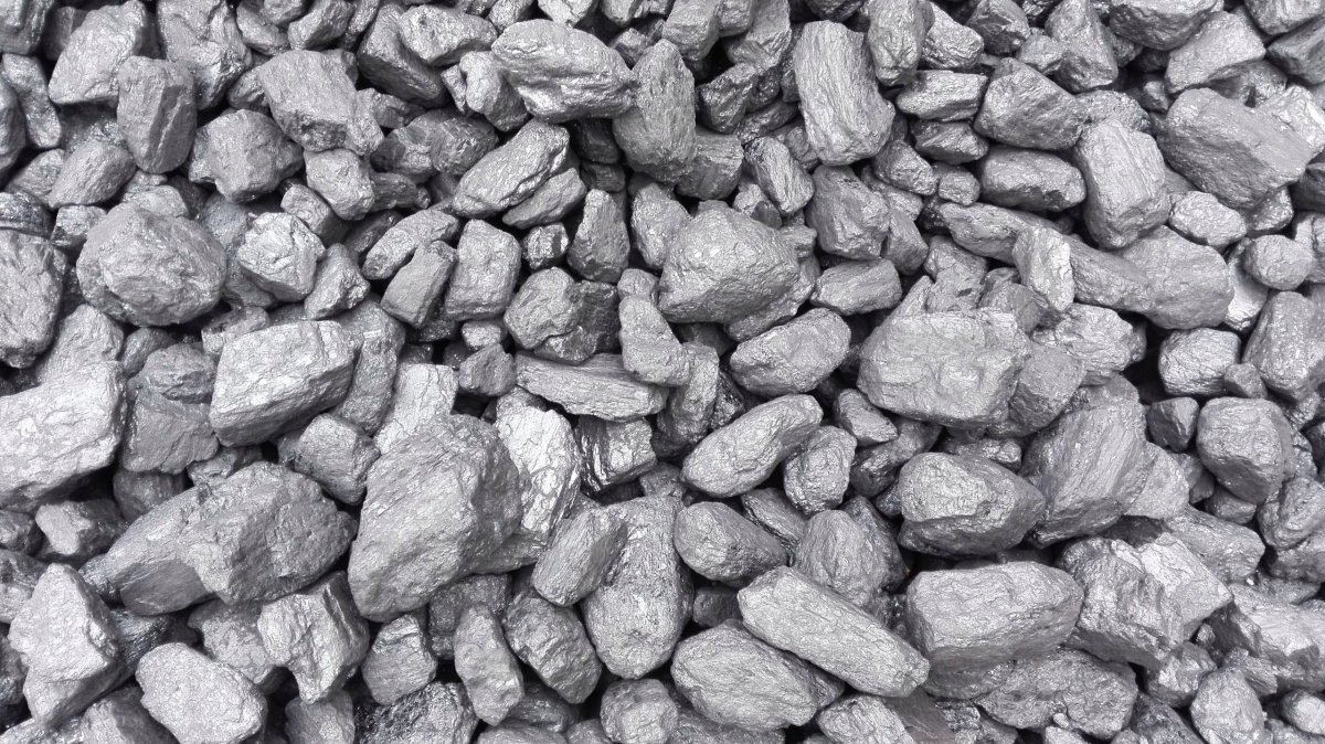 Черный камень на белом фоне