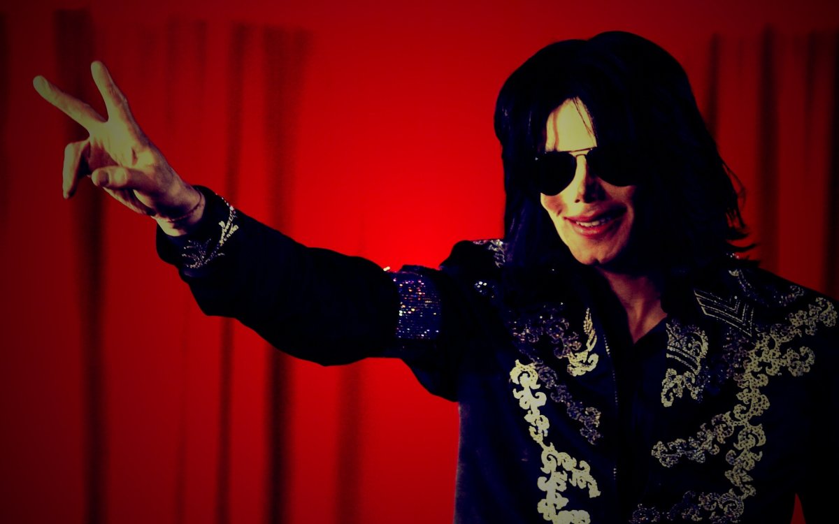 Майкл Джексон на Красном фоне