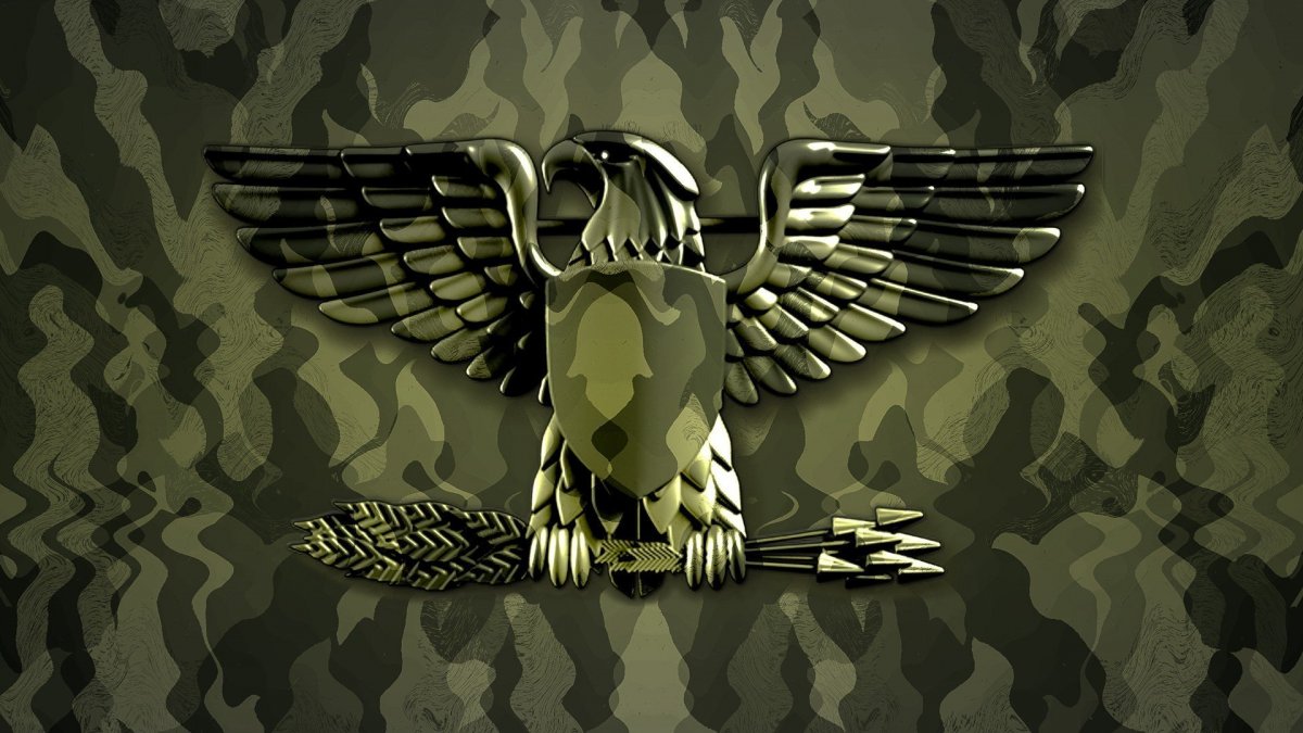 Спецназовец на черном фоне