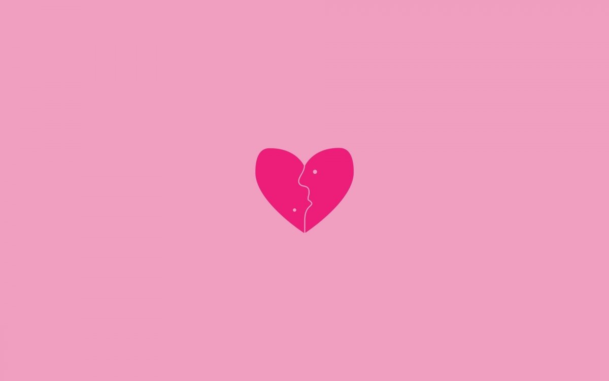 Разбитое сердечко на черном фоне