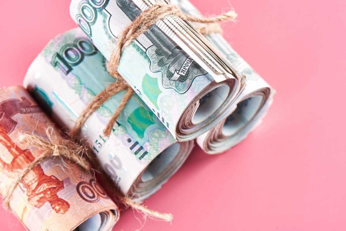 Деньги на розовом фоне