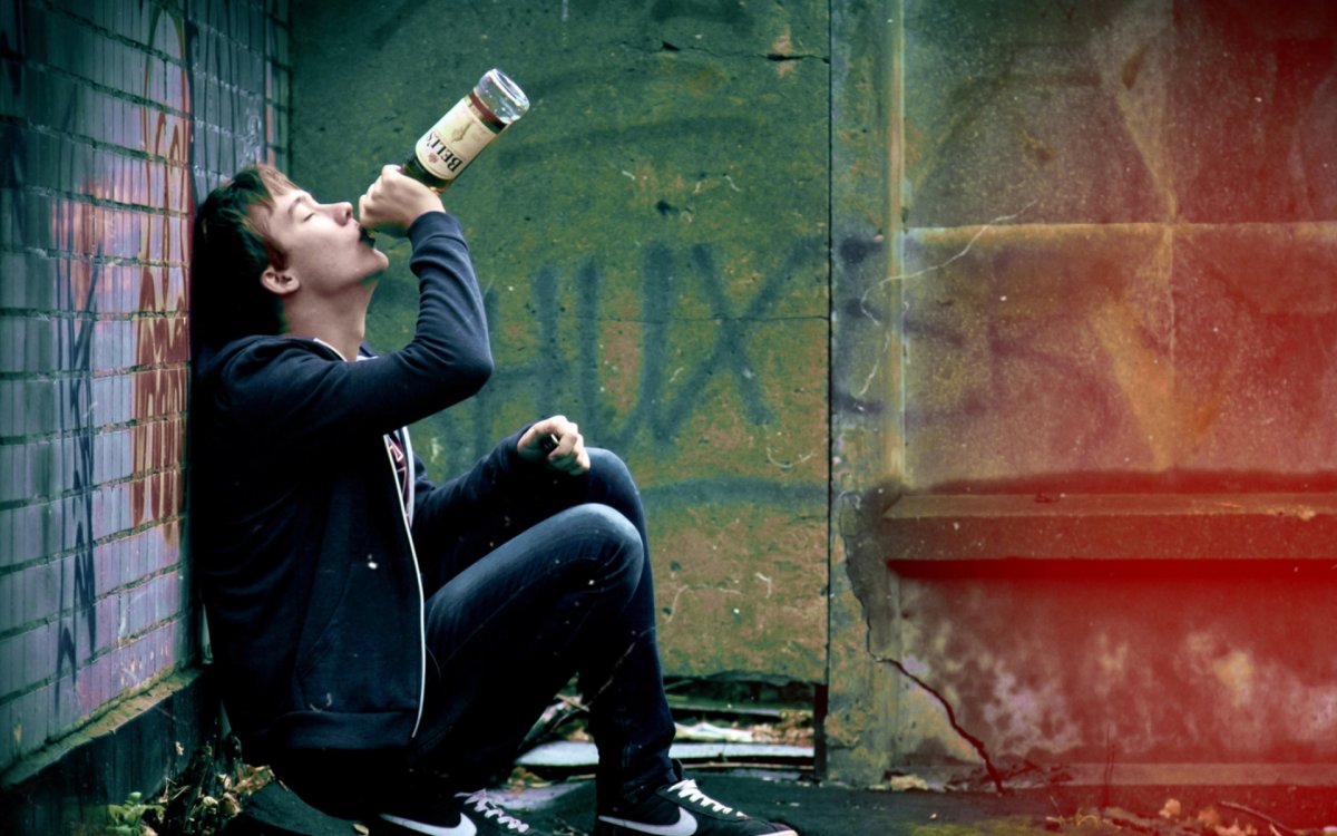 Черный силуэт в капюшоне