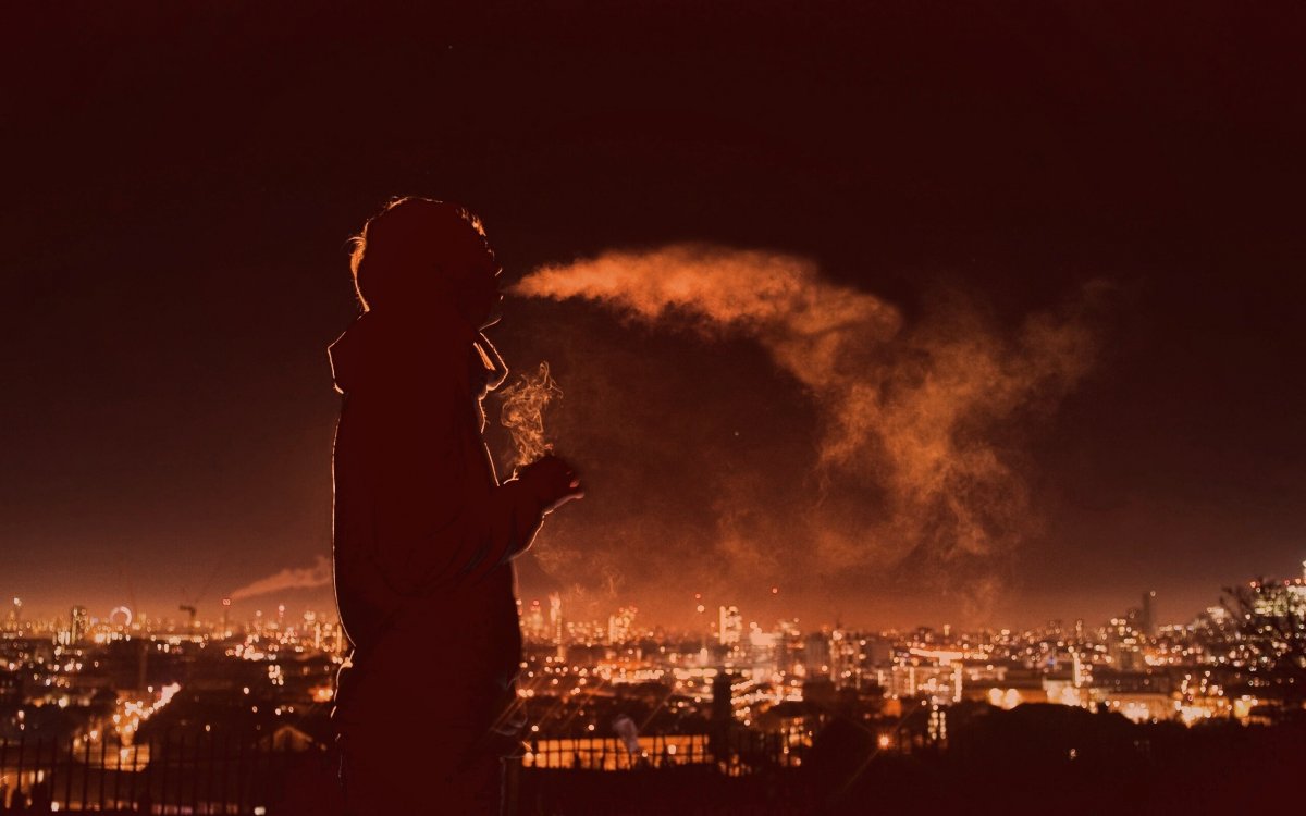 Парень грустит с надписью