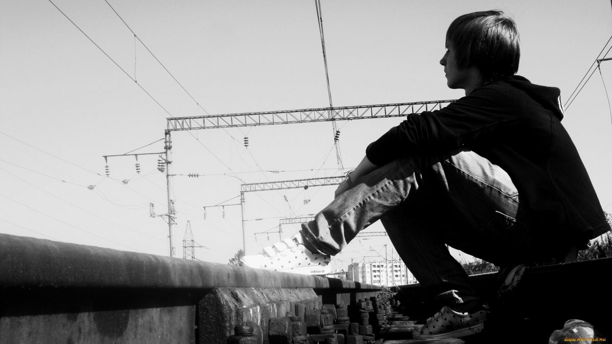 Одинокий парень курит