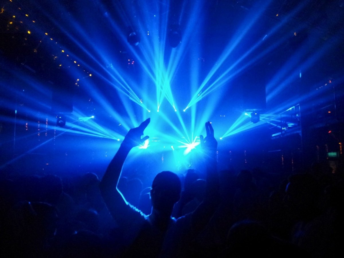 Люди танцуют в клубе