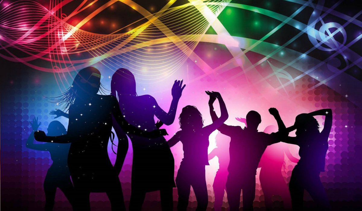 Девушка танцует в клубе