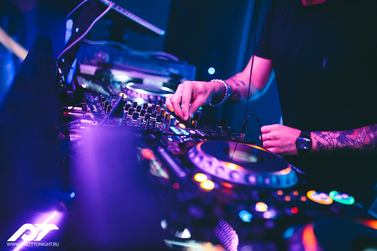 Девушка в наушниках