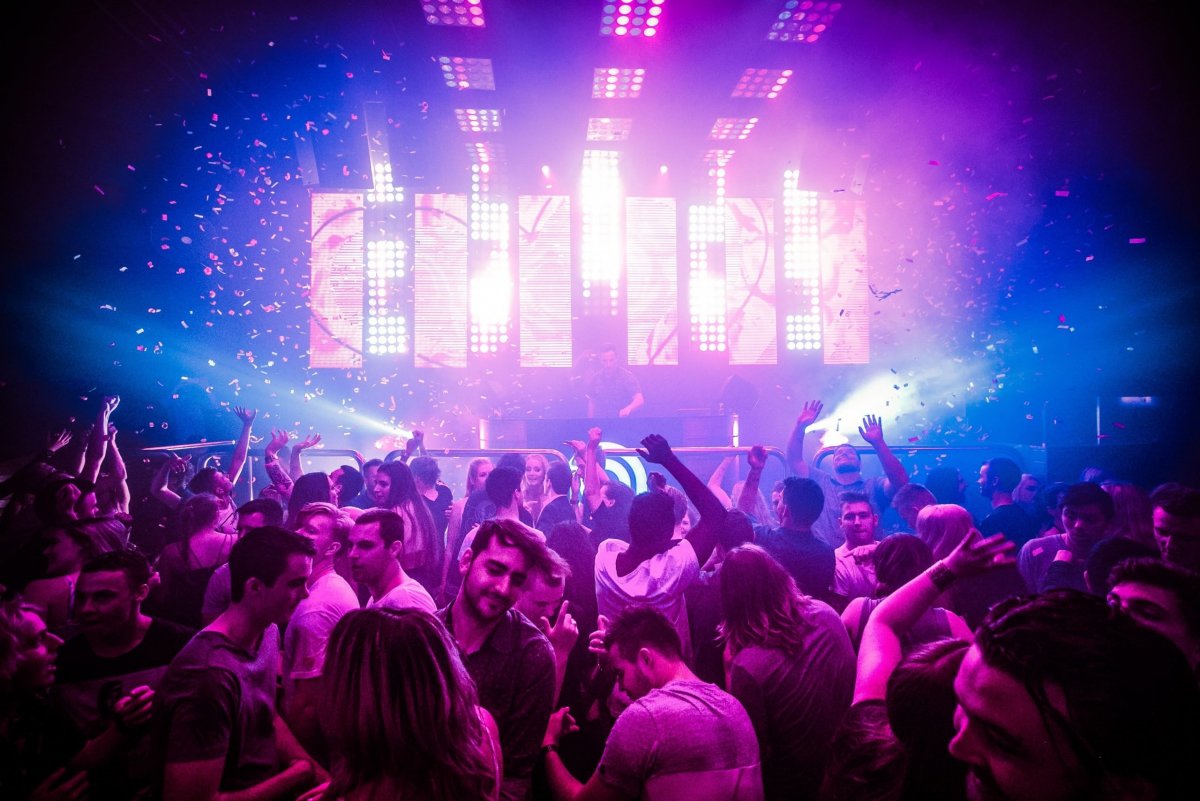 Темная сцена со светом