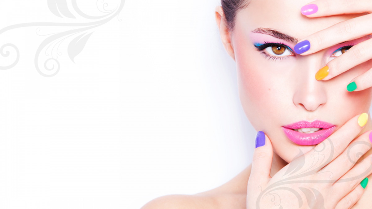 Маникюр на розовом фоне