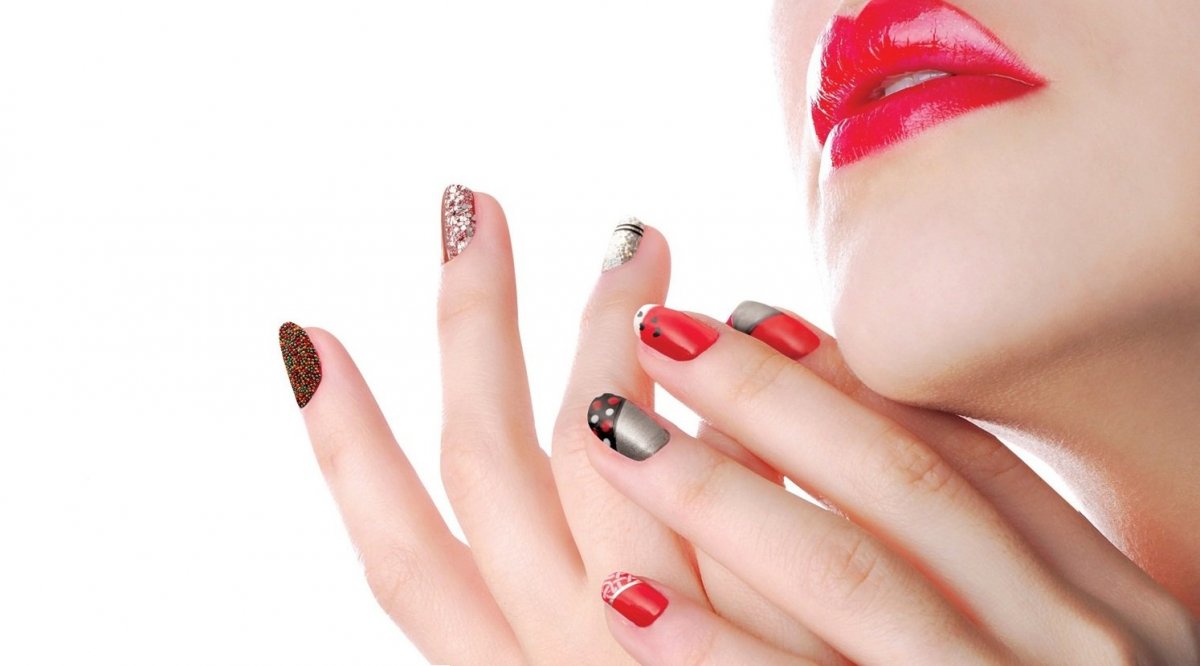 Красивые руки с маникюром