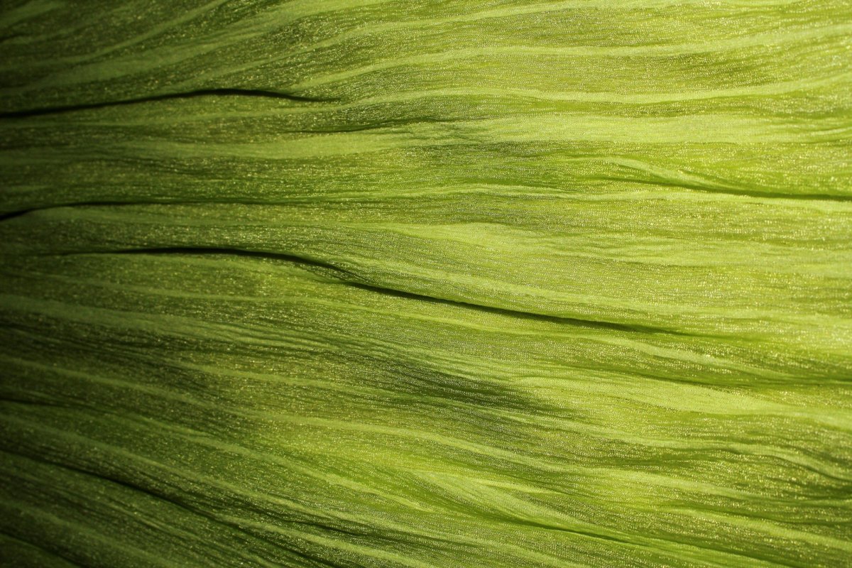 Темно зеленый