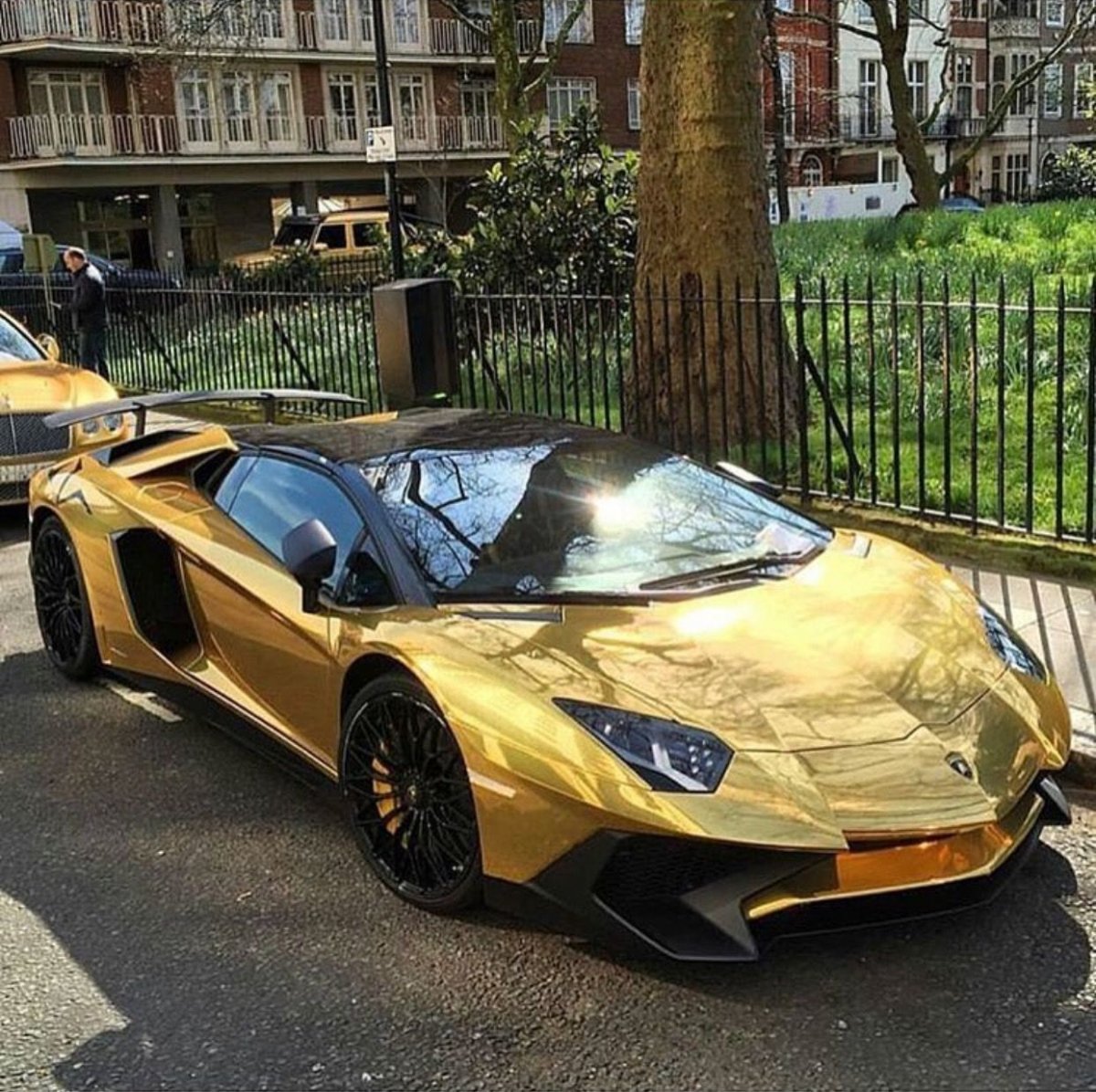 Золотой Lamborghini авентадор