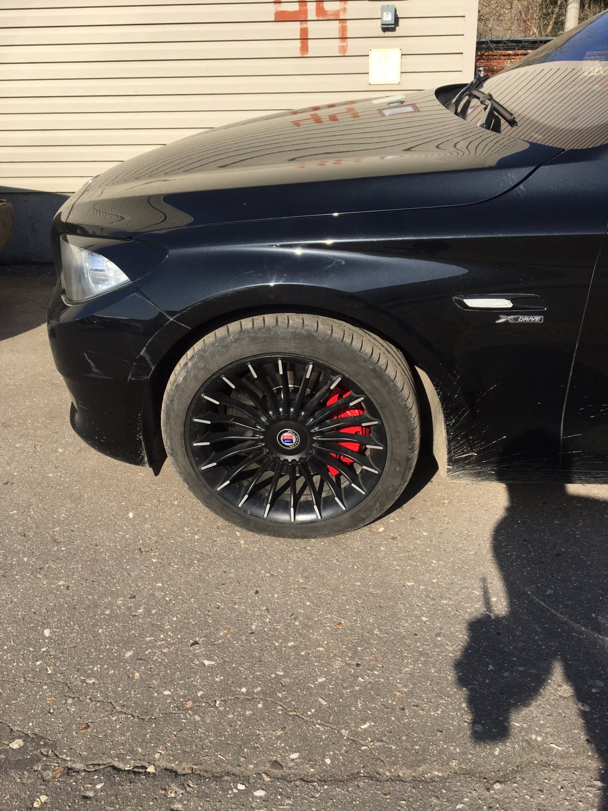 Красные суппорта на BMW f30 на черном цвете