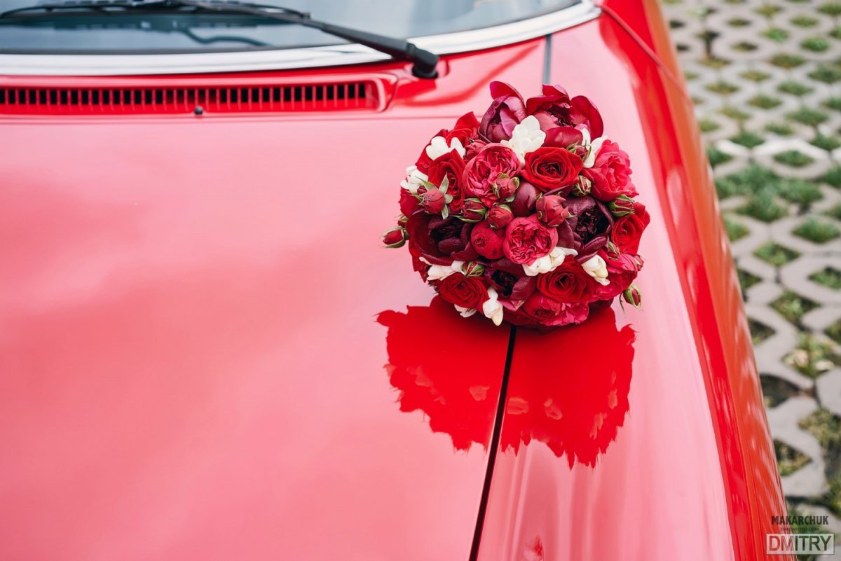 Цветы букет на красной машине на капоте