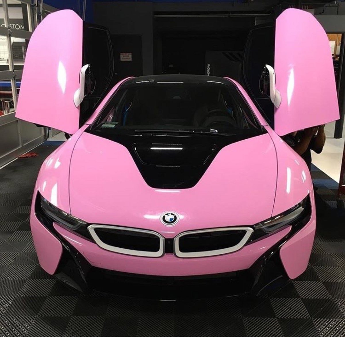 Розовая машина с блестками